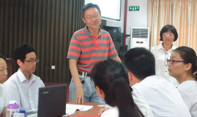 两位老师引导员工积极思考 两位老师引导员工积极思考