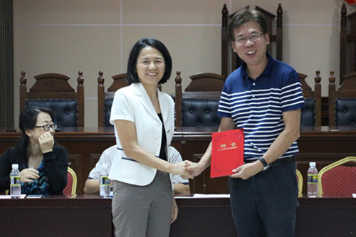 常务副经理叶英萍向各位导师颁发聘任证书